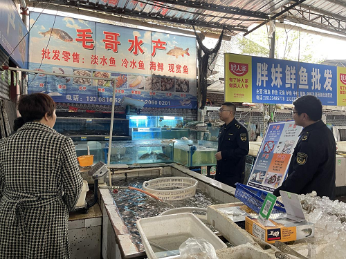 蘆山縣市場監督管理局開展長江禁漁常態化檢查，嚴防水產品零售環節違規行為